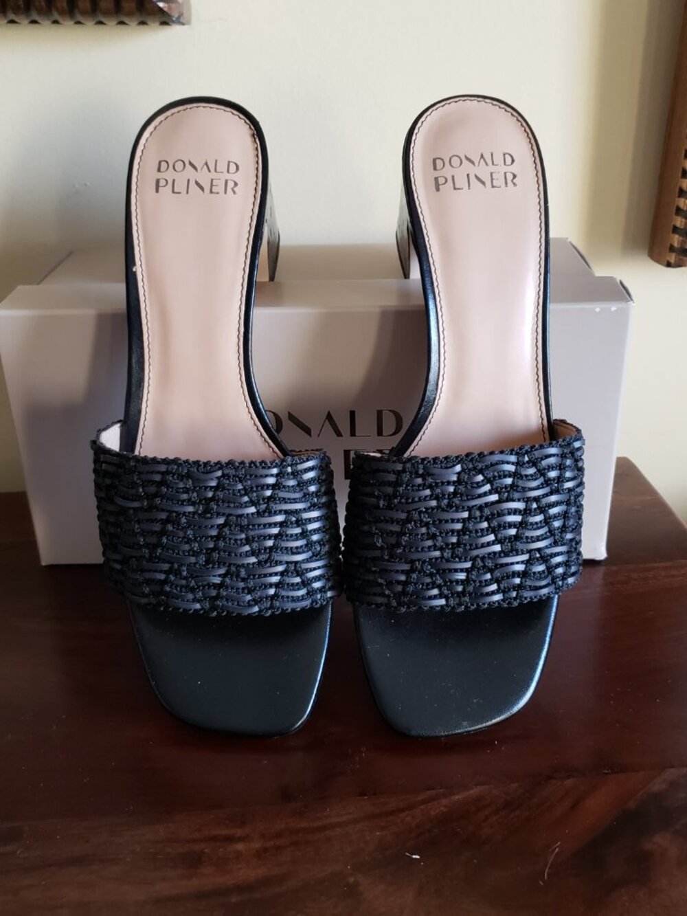New Donald Pliner Danila Sandal/ Black Crochet/ Size 9M